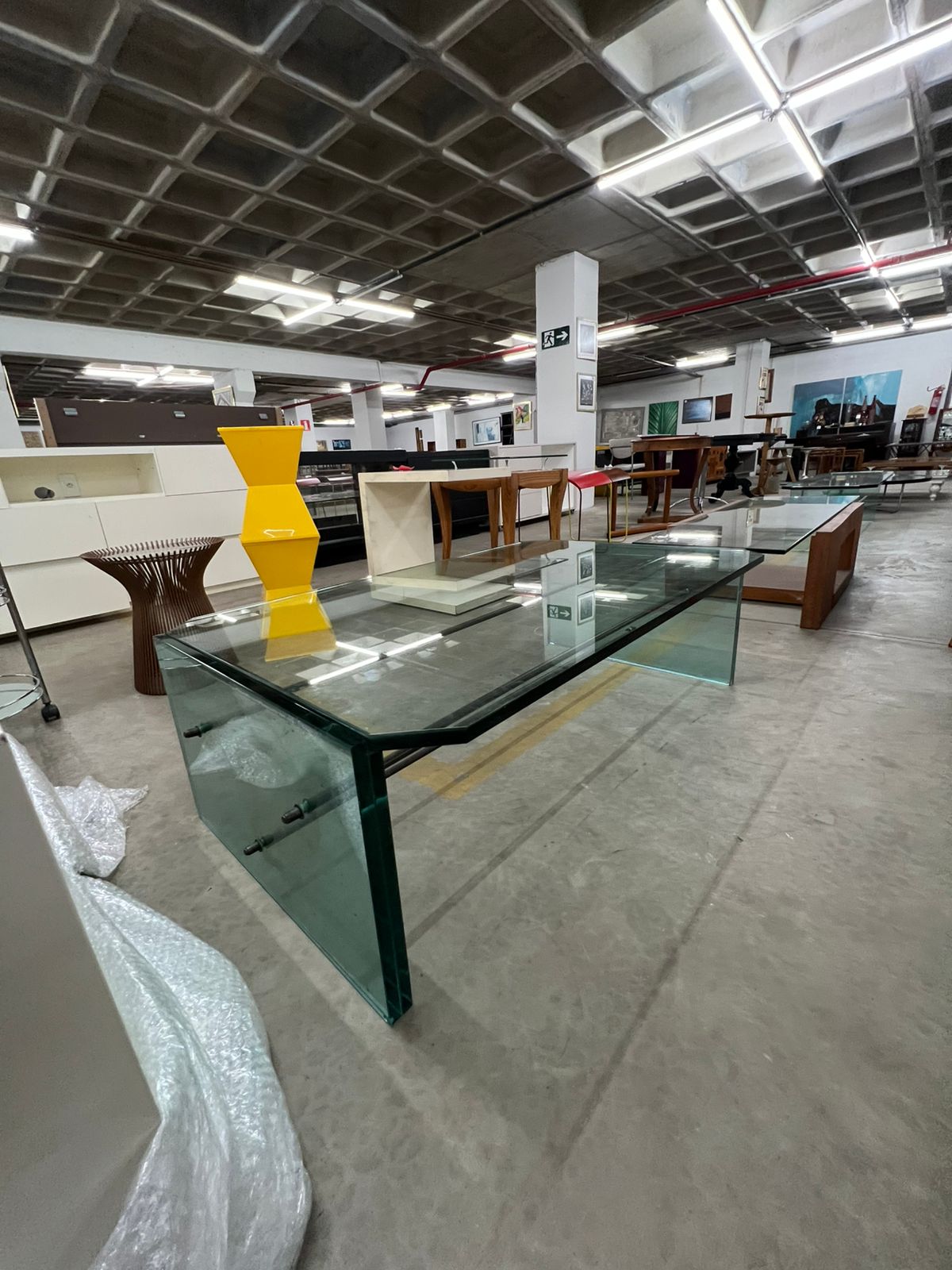 Mesa de centro em vidro e inox