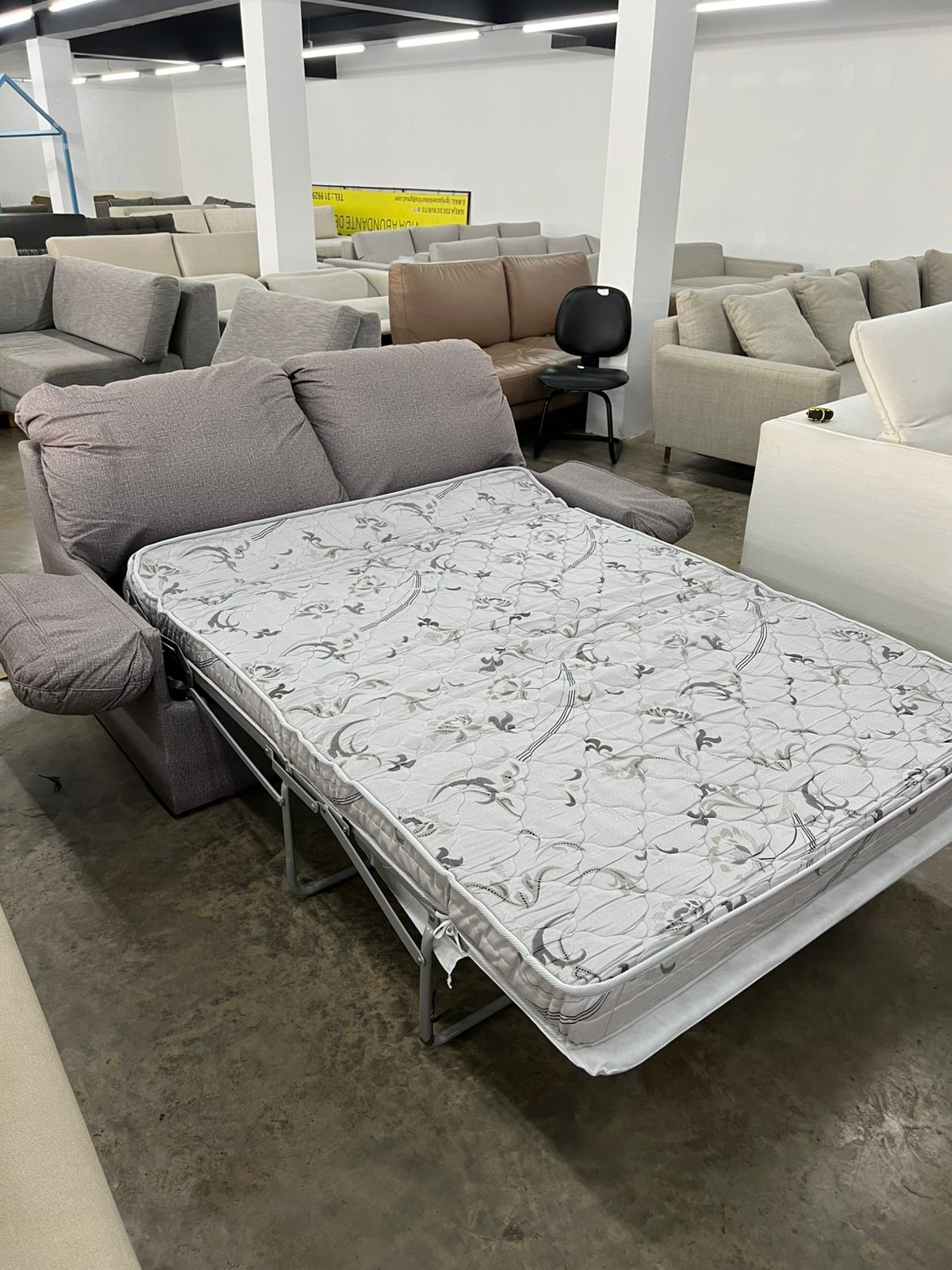 Sofá cama Cinza 2 lugares com cama de casal embutida