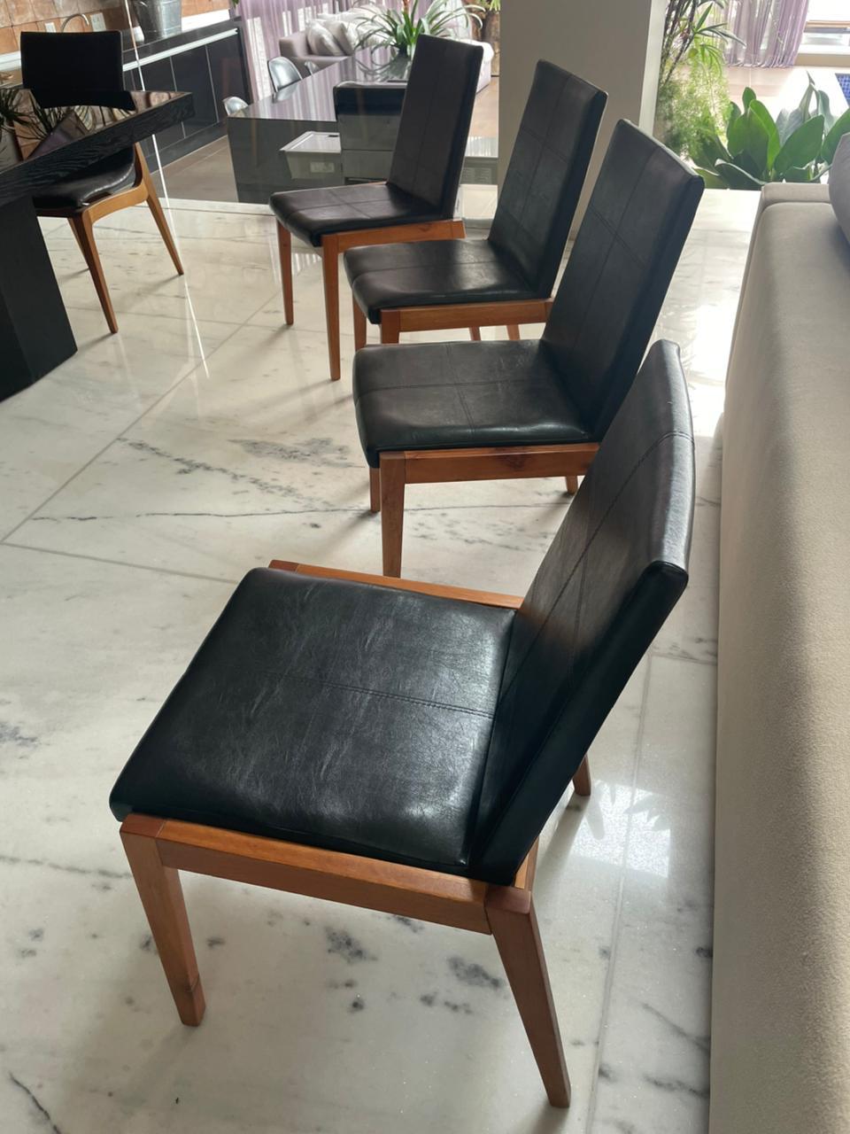 Cadeira de madeira com estofado em couro preto