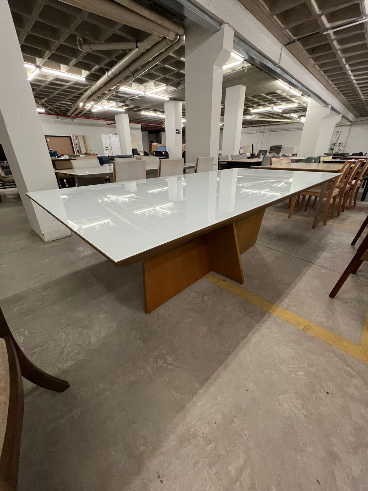 Mesa para oito lugares, base de madeira e tampo revestido com vidro laqueado Snug House