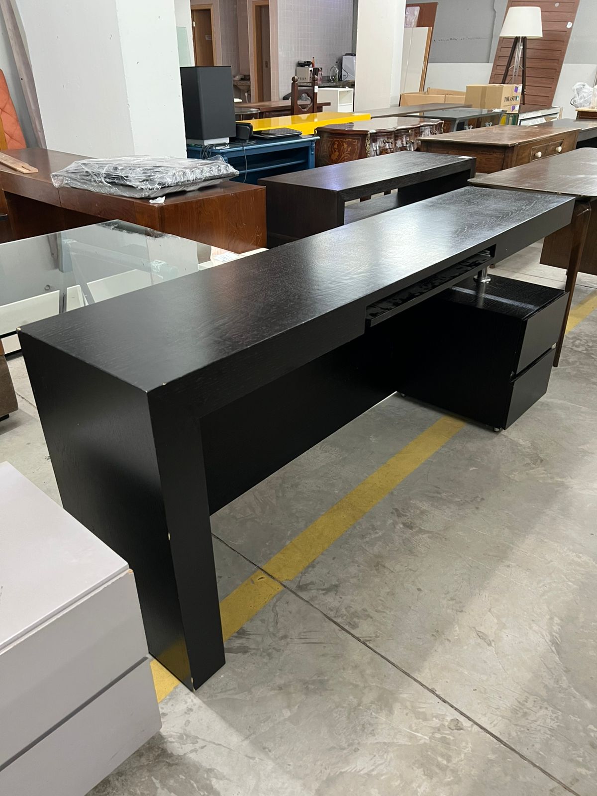 Mesa/ bancada para computador em madeira mdf , 2 gavetas e aparador de teclado