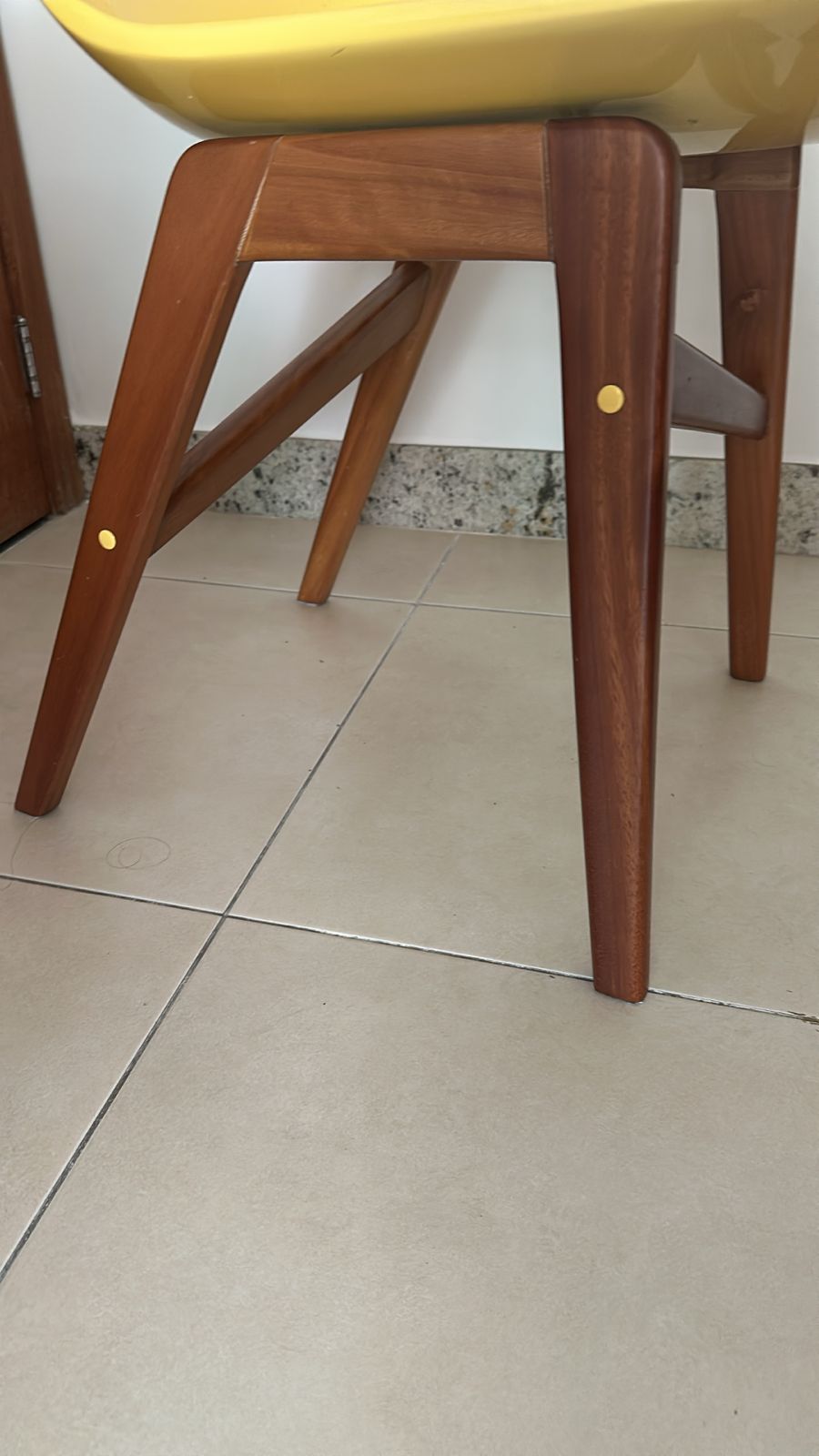 Cadeira em laca amarela