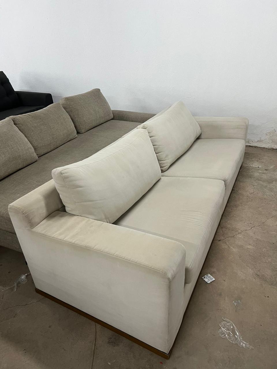 Sofá de 4 lugares em suede off white
