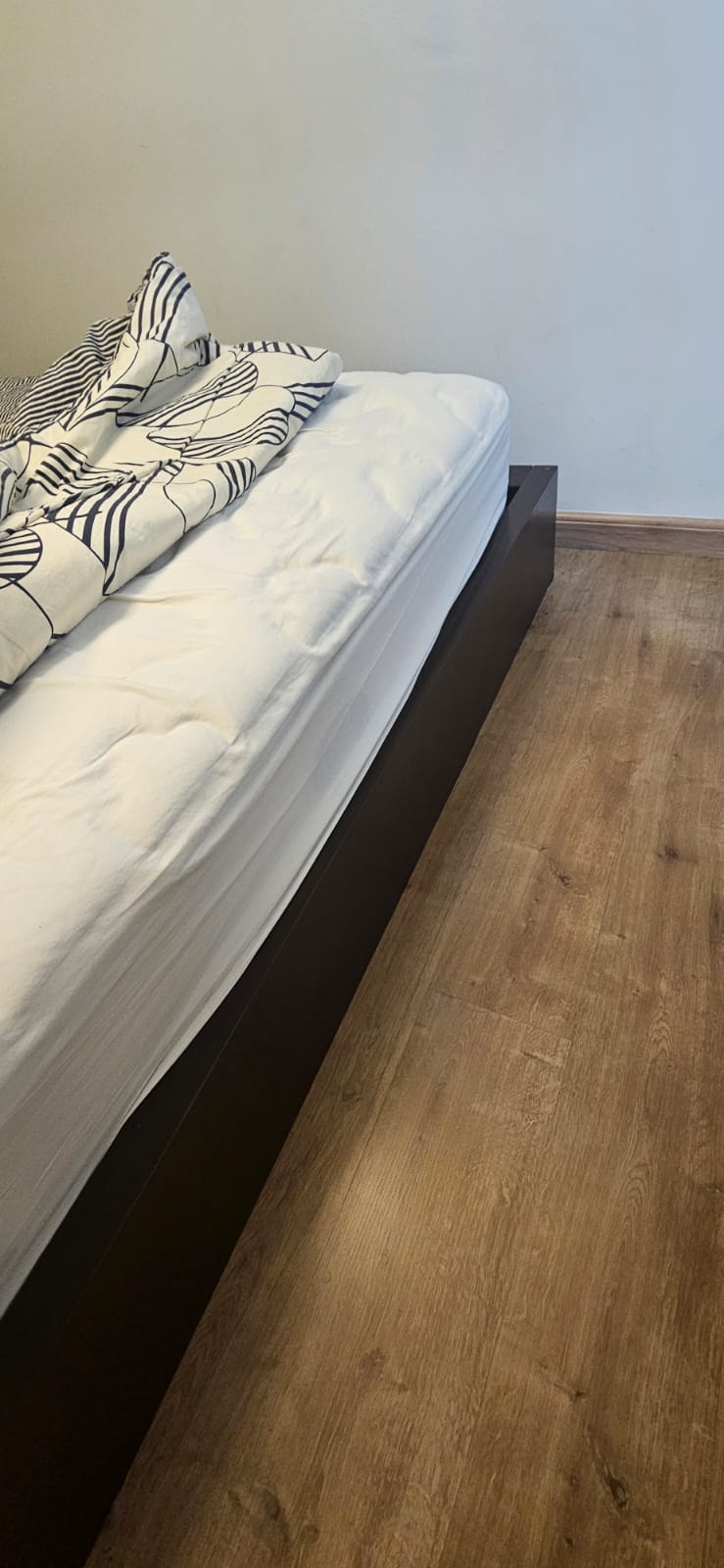 Cama Queen Prima Linea de madeira maciça com cabeceira e colchão Simons