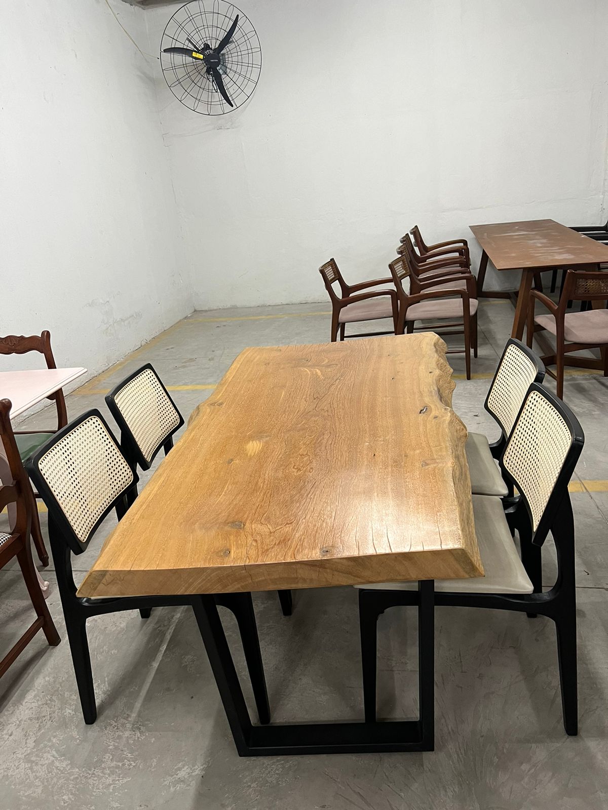 Mesa madeira demolição base preta