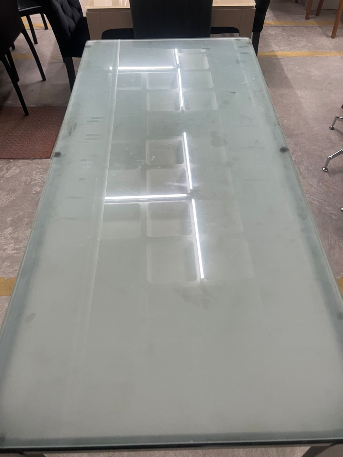 Mesa de escritório com base de ferro e tampo de vidro