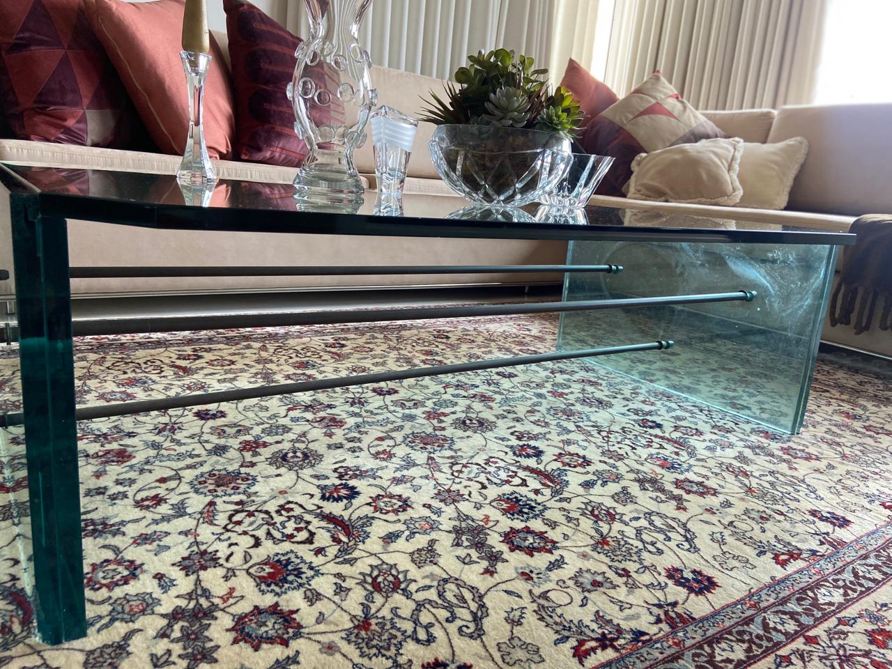 Mesa de centro em vidro e inox