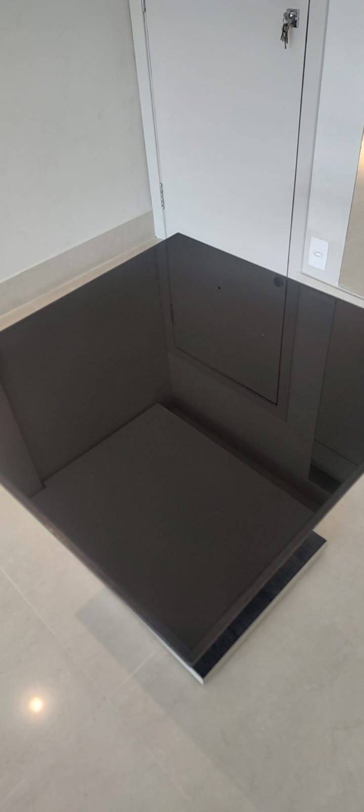 Mesa lateral madeira ebanizada como tampo em vidro laqueado preto Prodomo