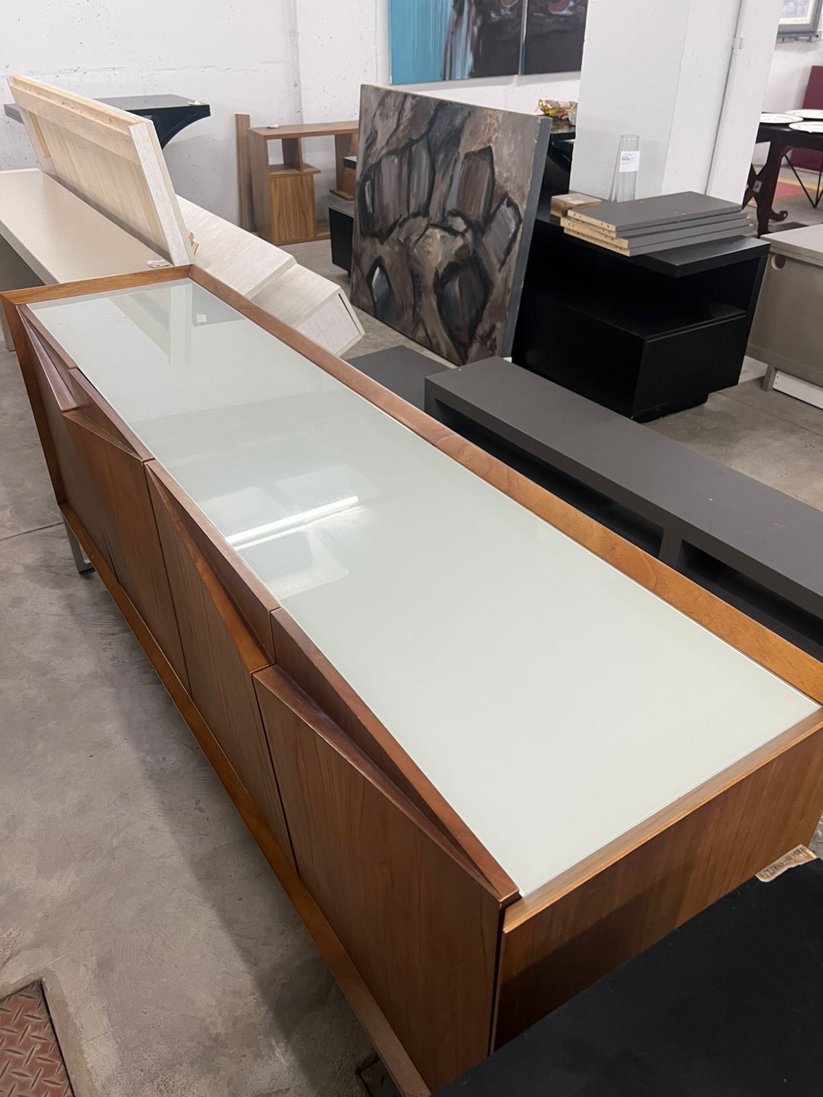 Buffet de madeira, 4 portas e tampo de vidro laqueado