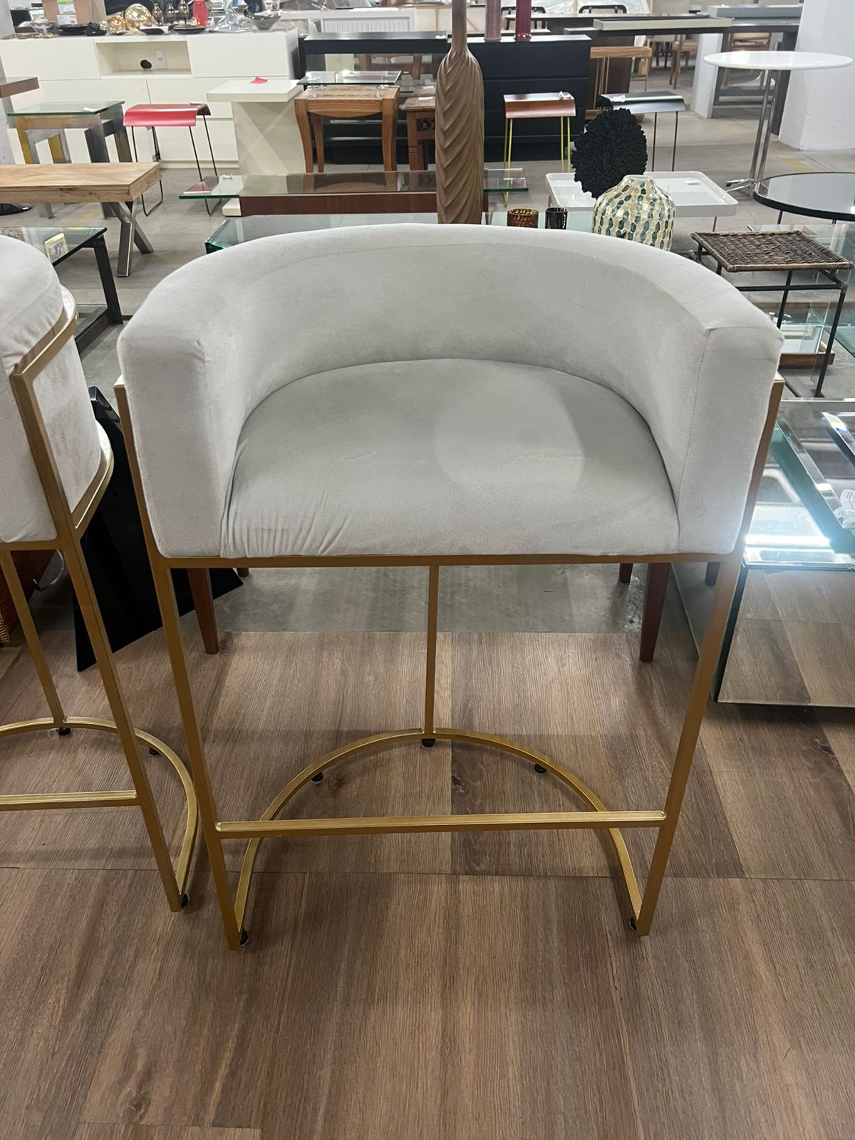 Banquetas altas em suwde off white com base em metal dourado
