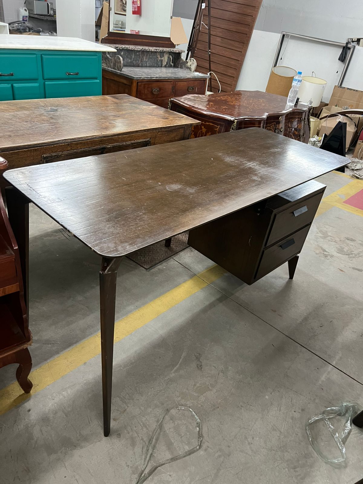 Escrivaninha de madeira com duas gavetas