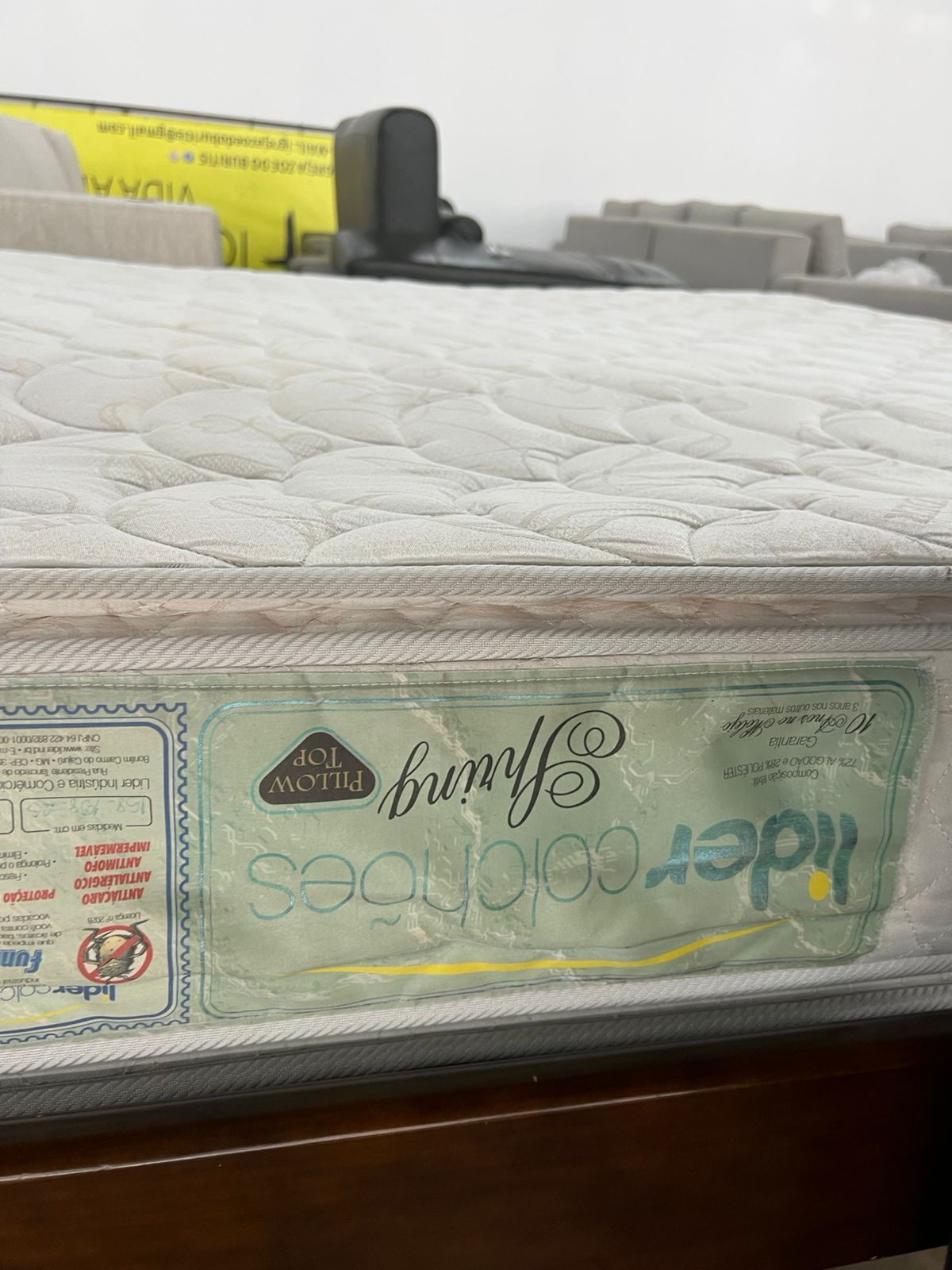 Cama queen em madeira maciça + Colchão queen