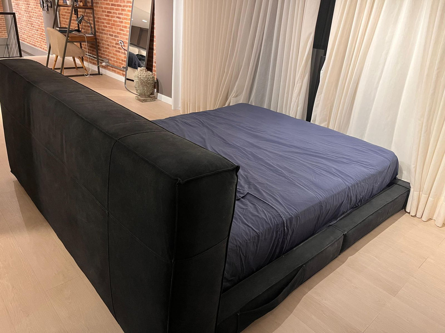 Cama feita sob encomenda, marca Emporio Bro em lona azul marinho. (estrutura sem o colchão)