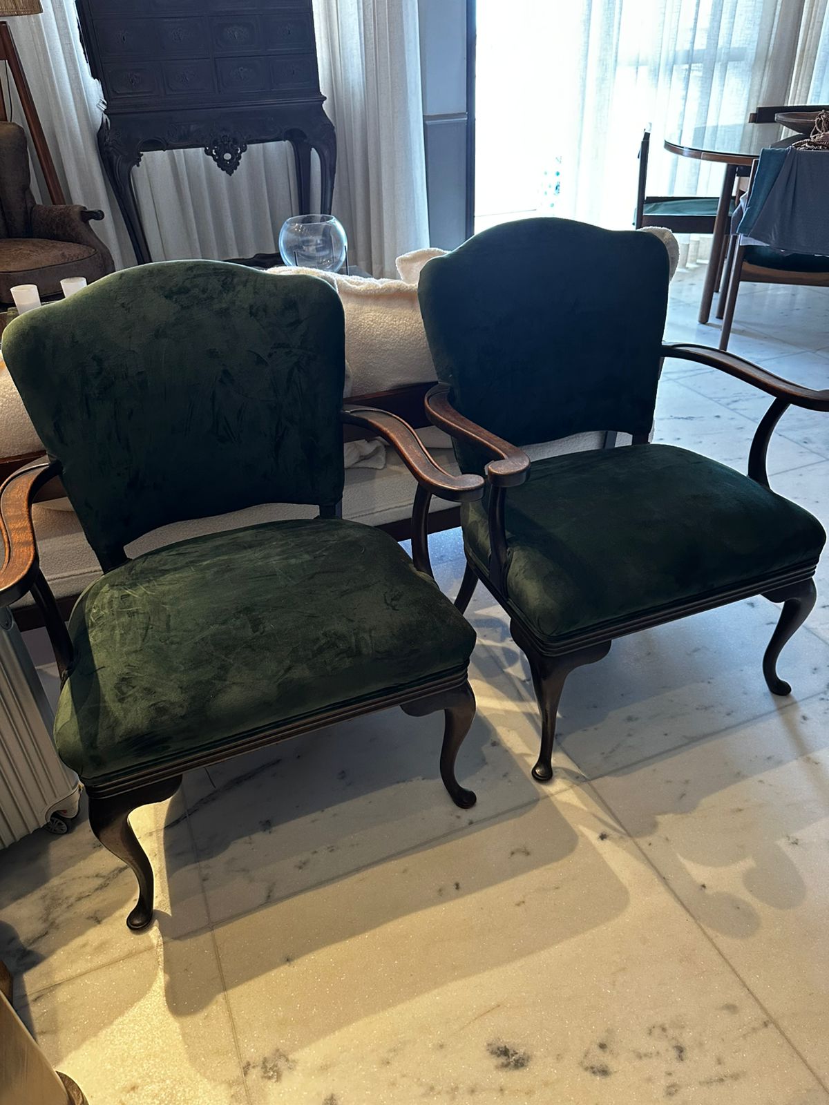Poltrona de madeira com estofado em veludo verde