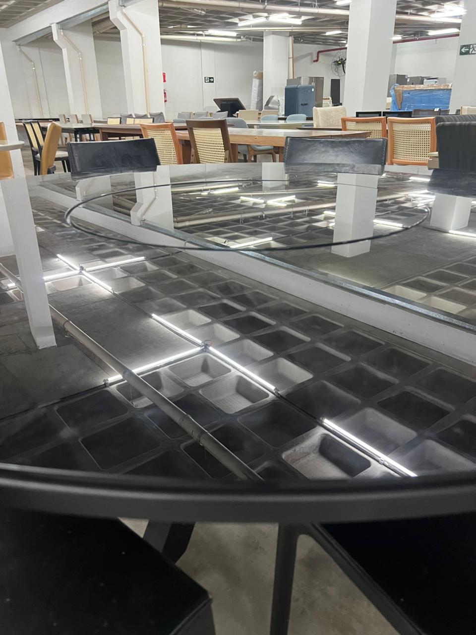 Mesa preta tampo de vidro grande redonda ACCERVO DESIGN
