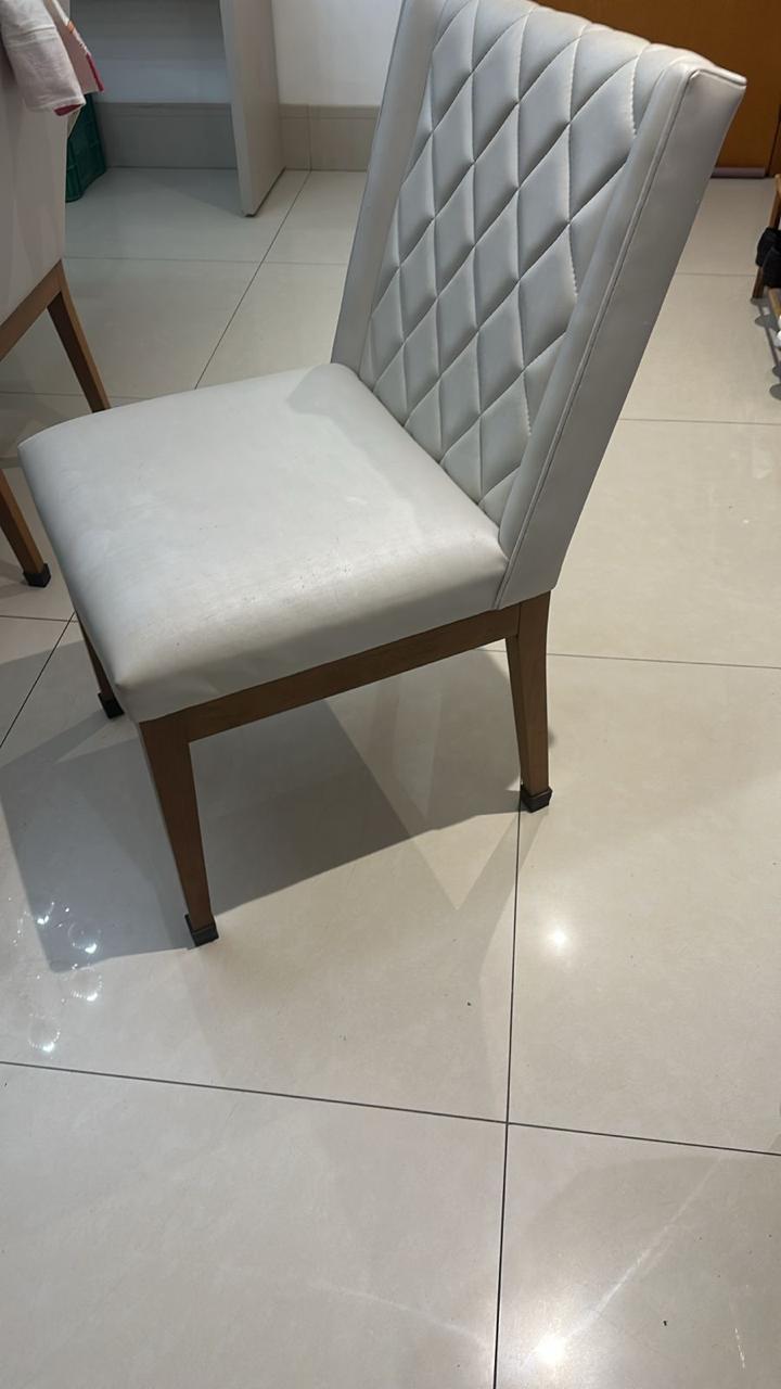 Mesa de jantar com vidro laqueado + 8 cadeiras revestidas de material lavável