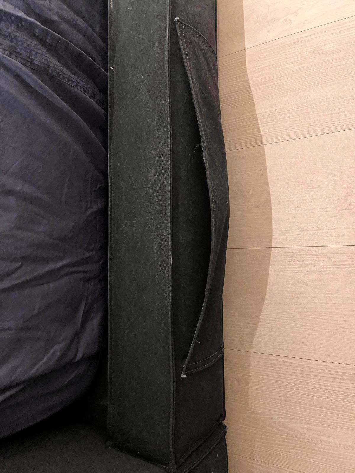 Cama feita sob encomenda, marca Emporio Bro em lona azul marinho. (estrutura sem o colchão)