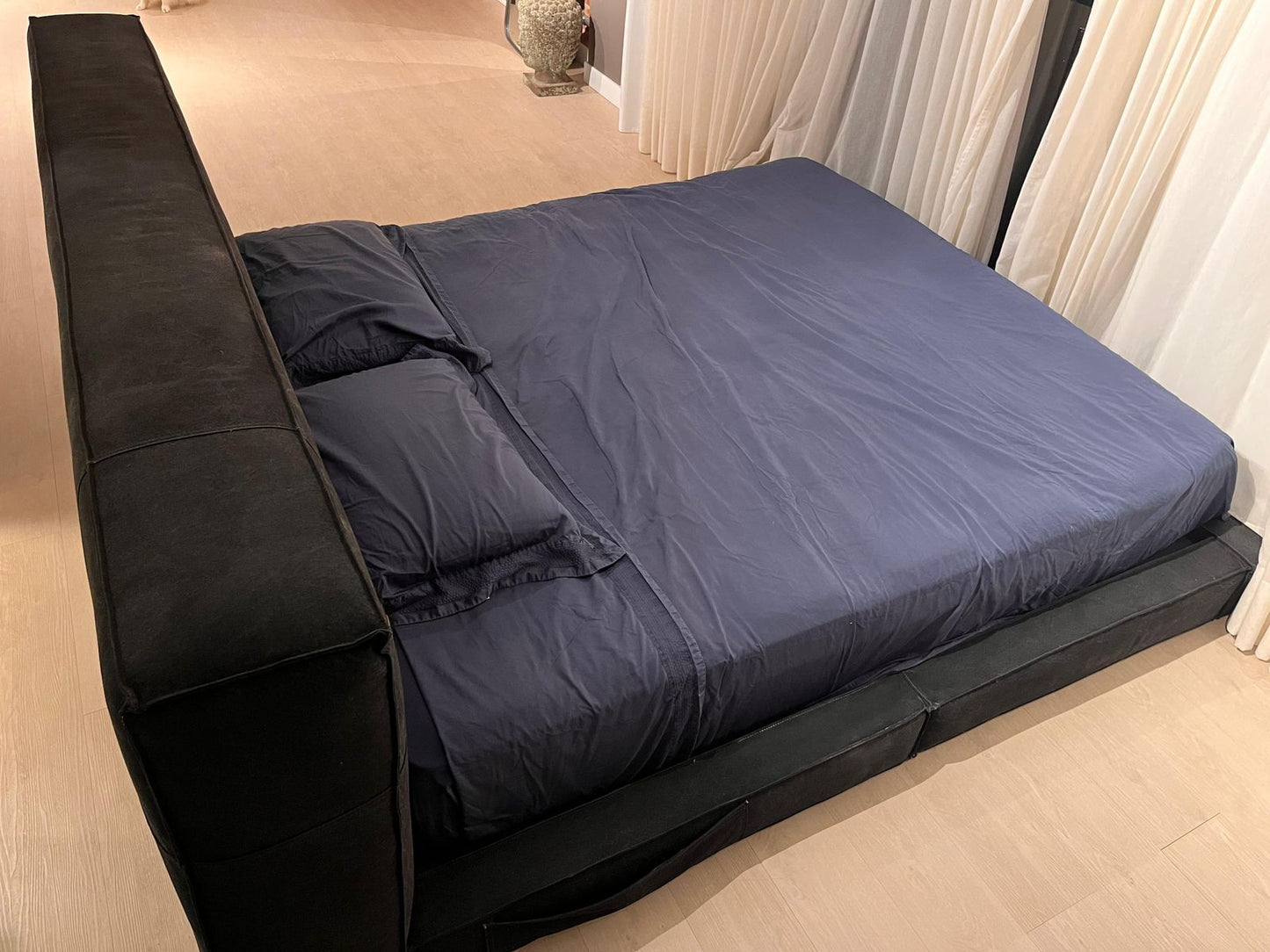 Cama feita sob encomenda, marca Emporio Bro em lona azul marinho. (estrutura sem o colchão)