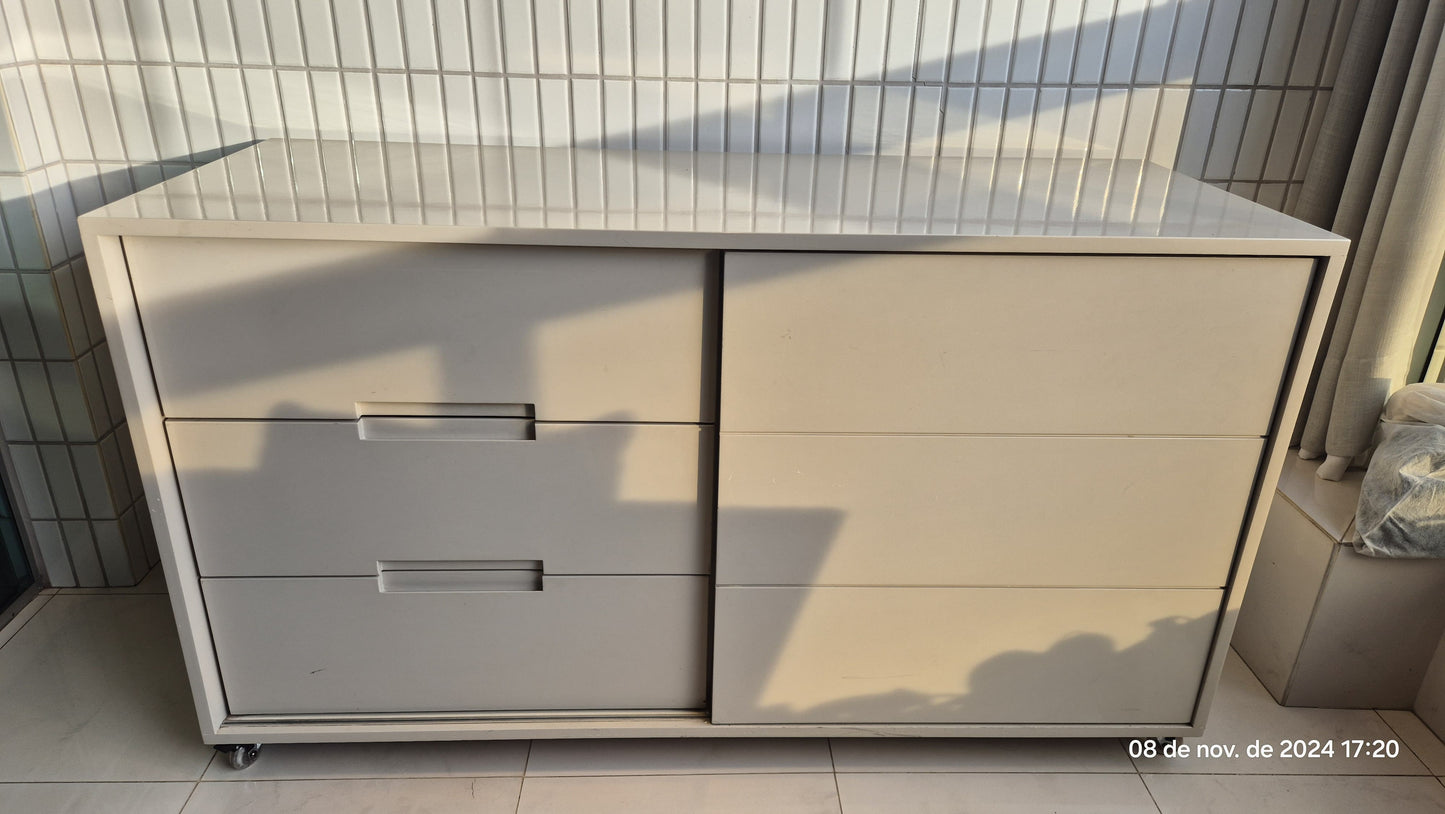 Buffet baixo duplo laqueado 140cmx65cm com porta de correr e 3 gavetas