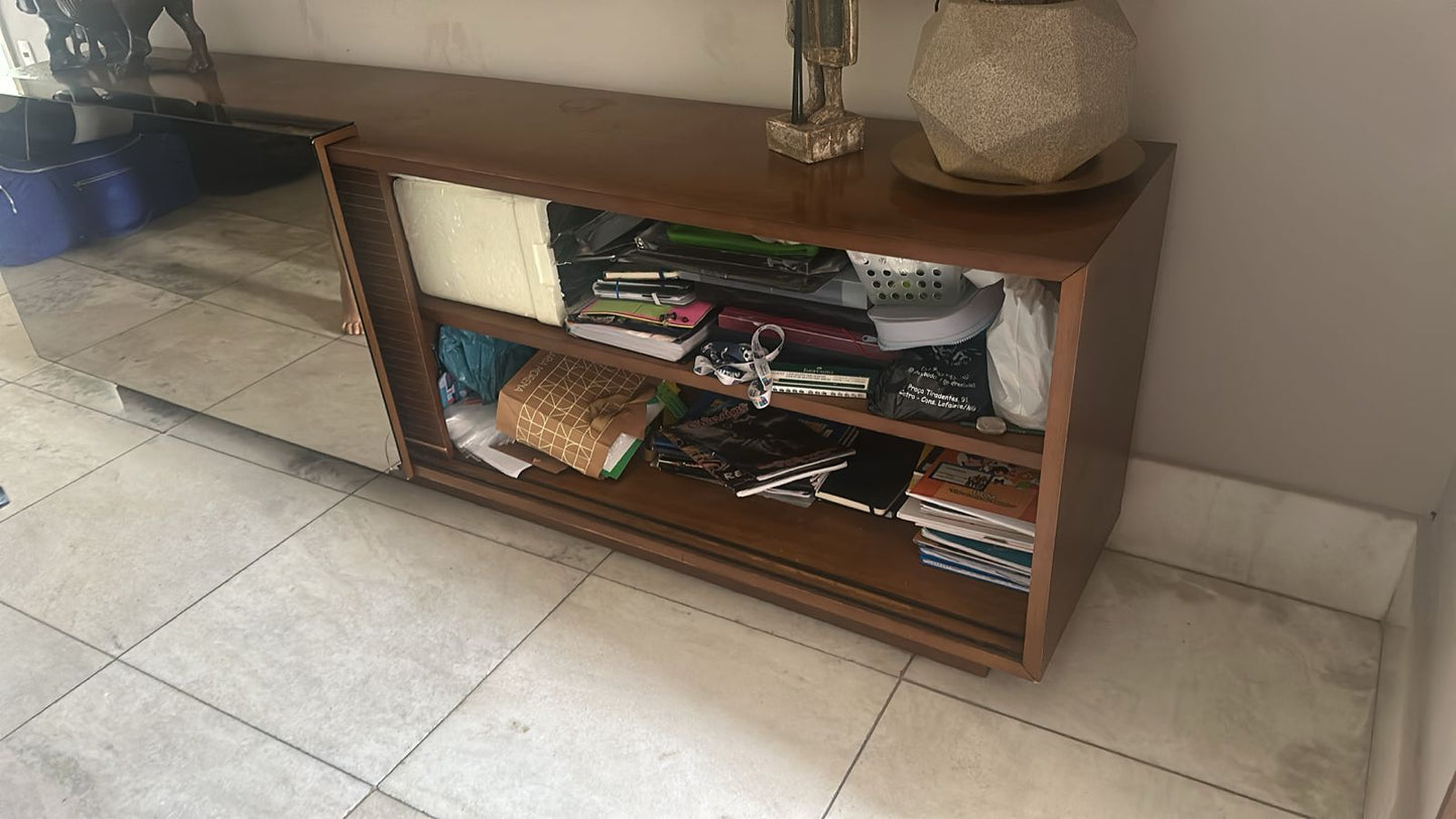 Buffet de madeira com porta espelhada