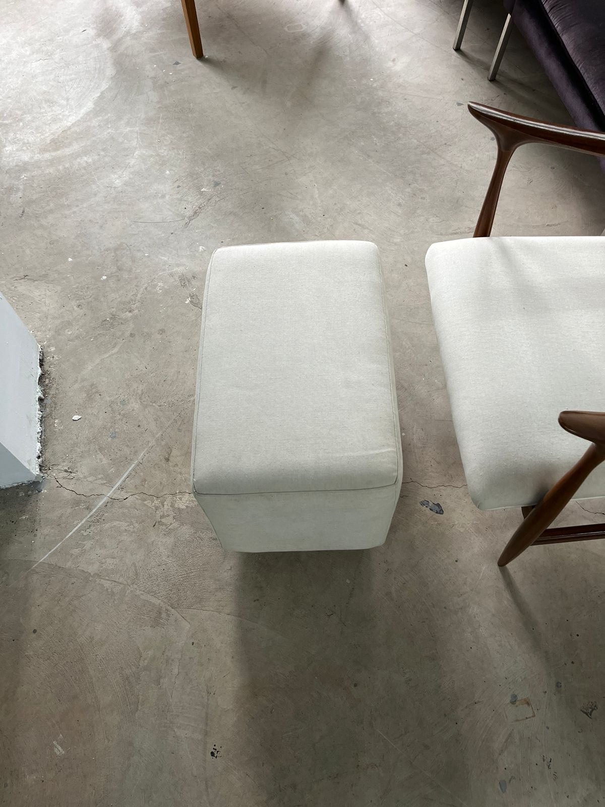Poltrona jangada e puff estofados em tecido off white Micheliny Martins