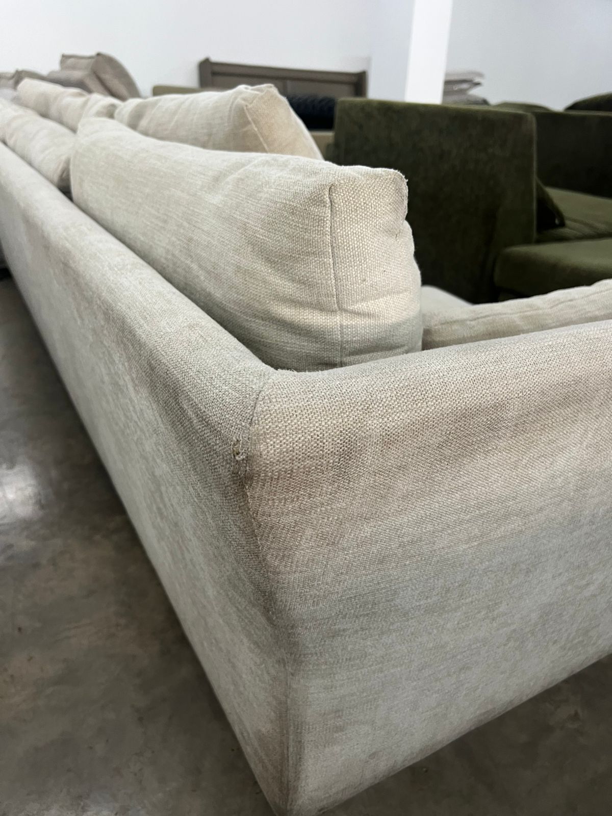 Sofá de linho com almofadas Neobox São Romão