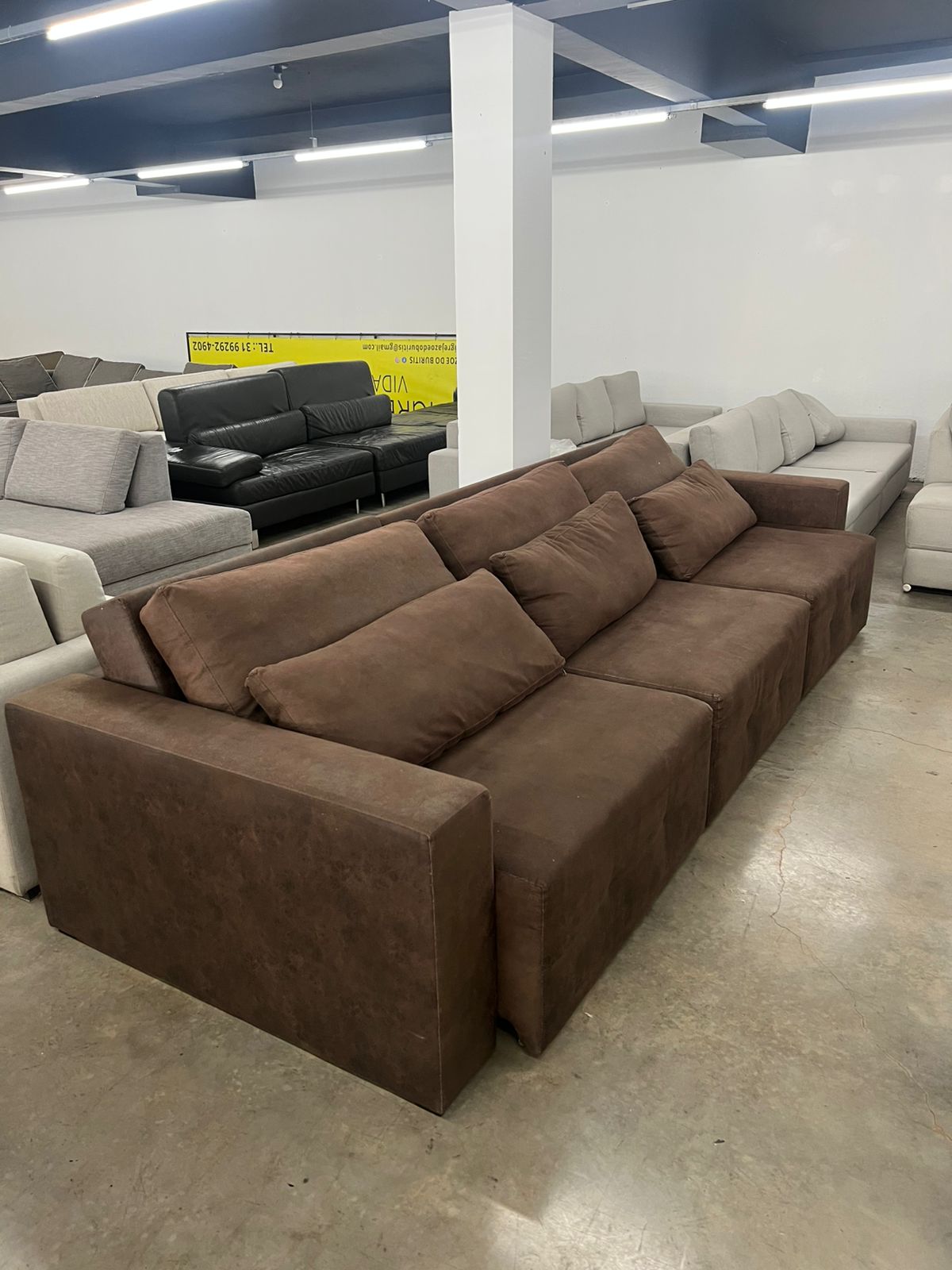 Sofa reclinável de três módulos courino marrom