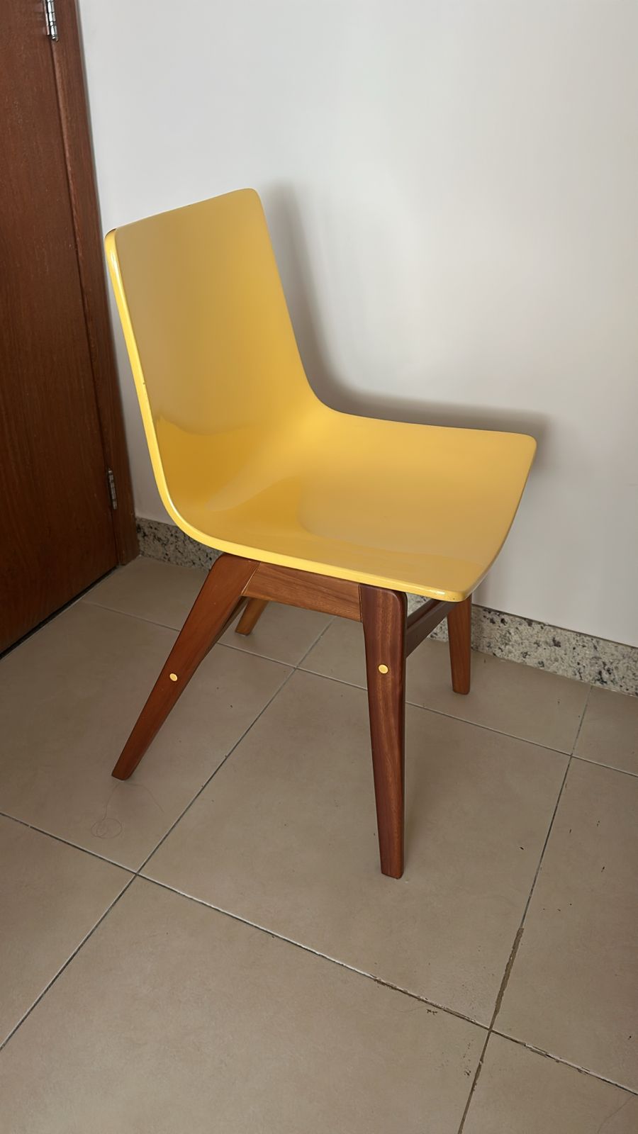 Cadeira em laca amarela