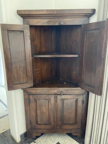 Armário de madeira escura antigo de quina