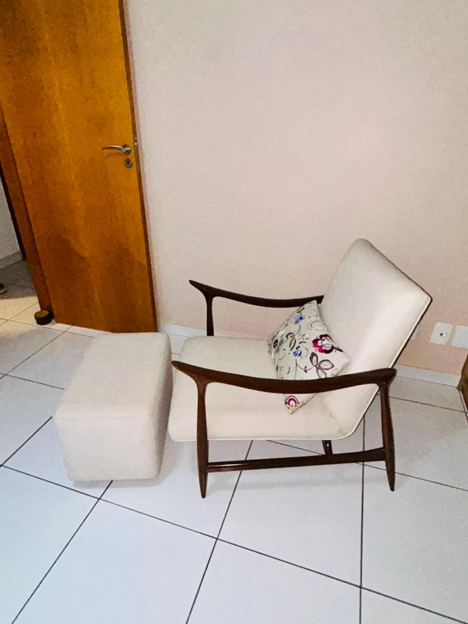 Poltrona jangada e puff estofados em tecido off white Micheliny Martins