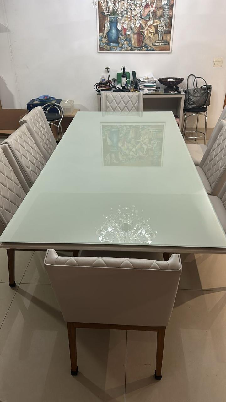 Mesa de jantar com vidro laqueado + 8 cadeiras revestidas de material lavável