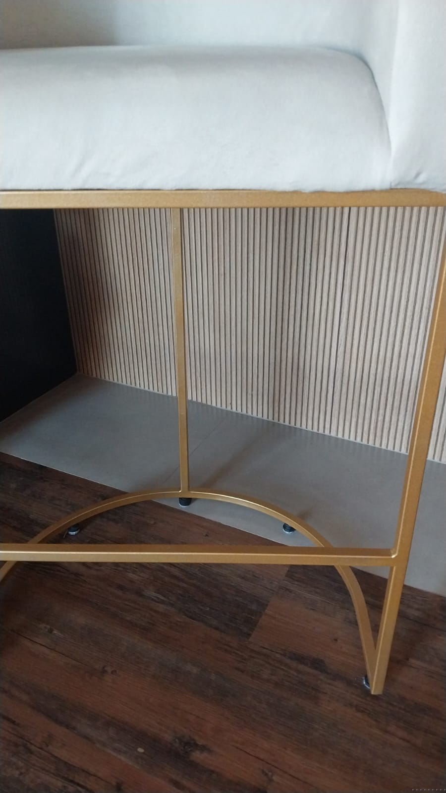 Banquetas altas em suwde off white com base em metal dourado
