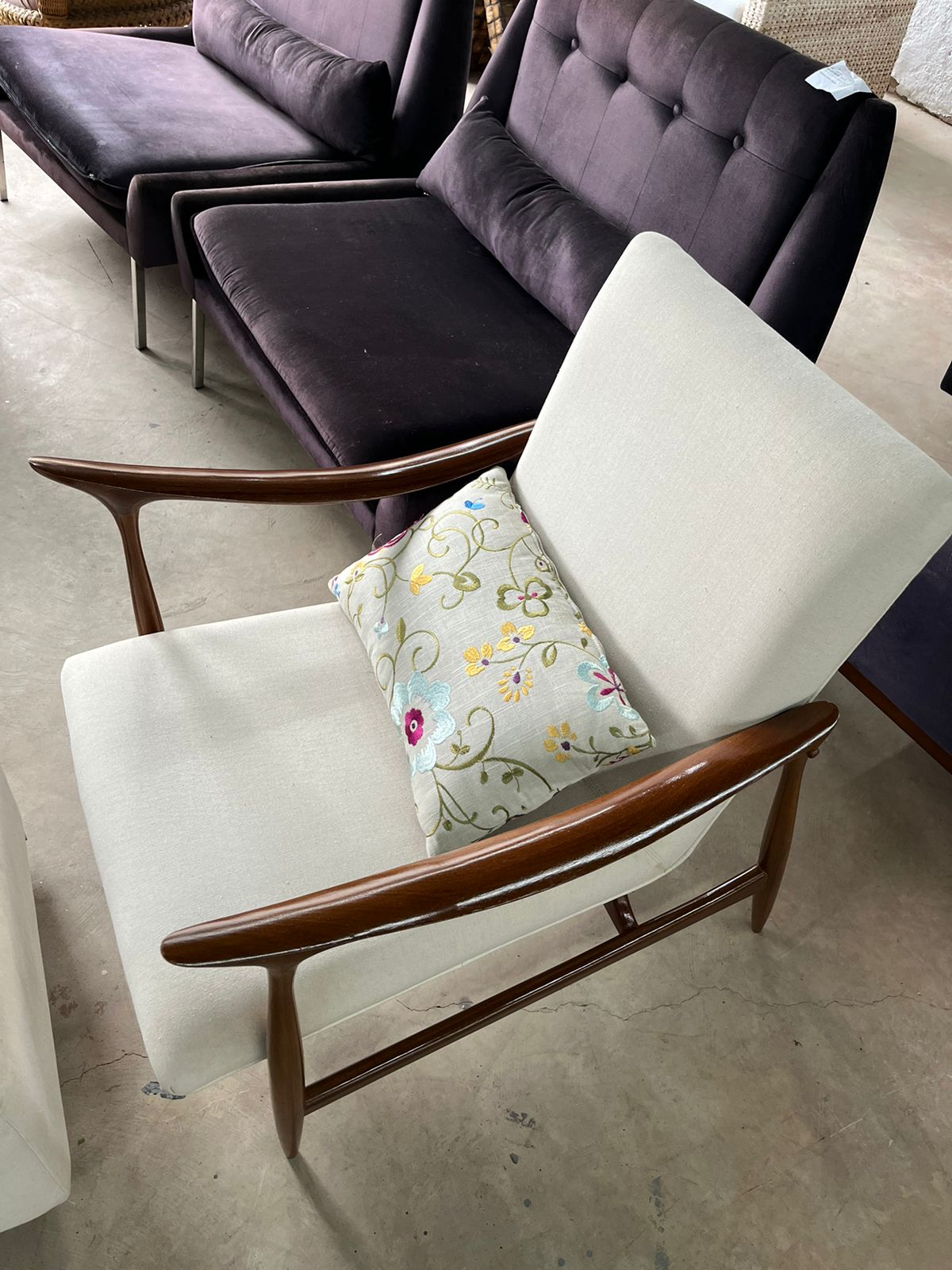 Poltrona jangada e puff estofados em tecido off white Micheliny Martins