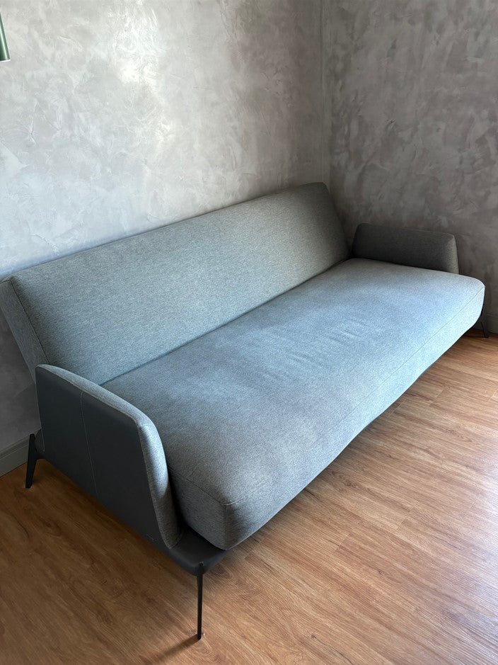 Sofá cama cinza em tecido e laterais em courino. Inside (38%)