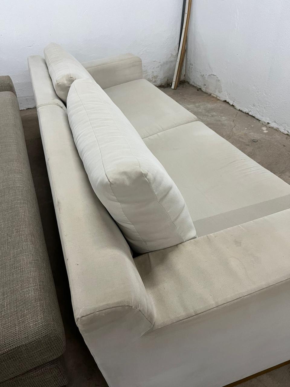 Sofá de 4 lugares em suede off white