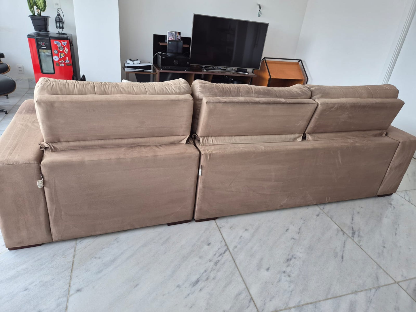 Sofá retrátil e modular marrom em suede