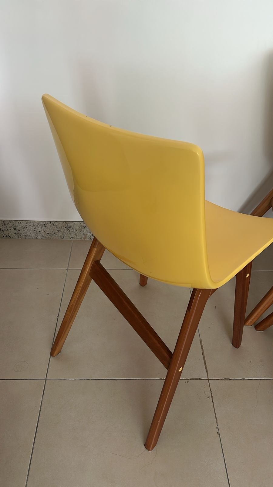 Cadeira em laca amarela