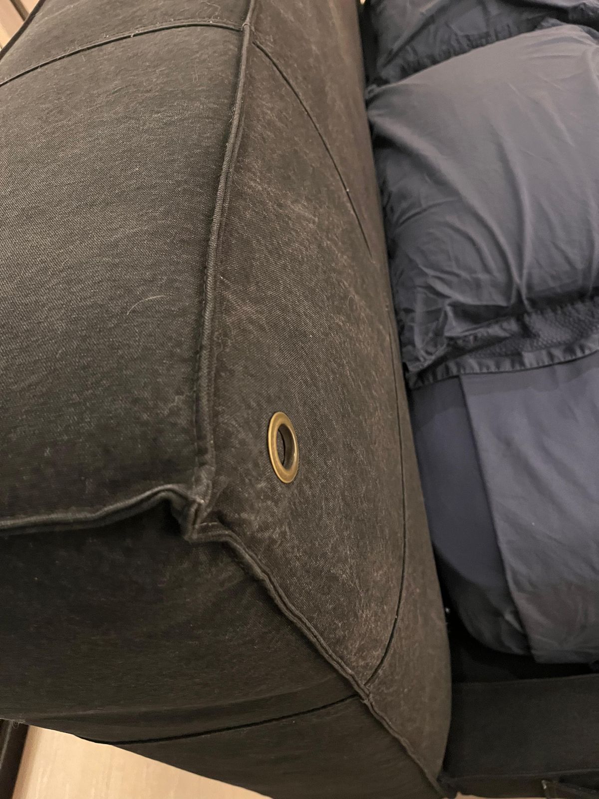 Cama feita sob encomenda, marca Emporio Bro em lona azul marinho. (estrutura sem o colchão)
