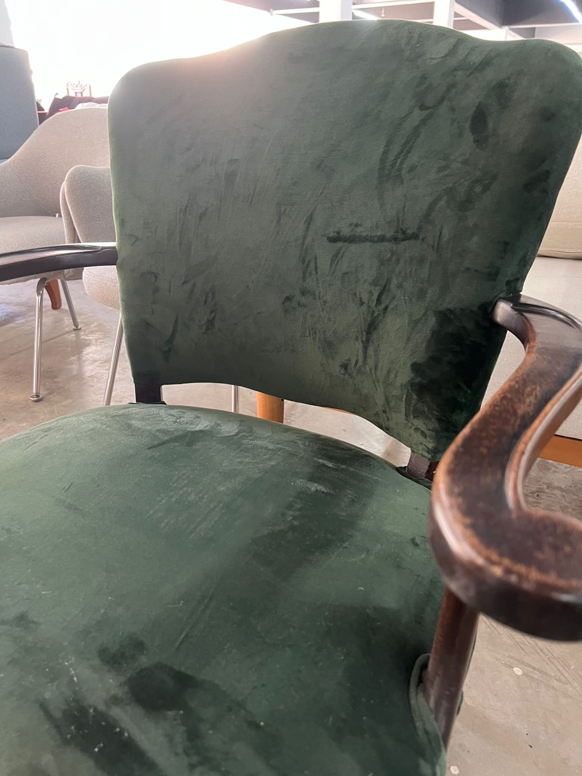 Poltrona de madeira com estofado em veludo verde
