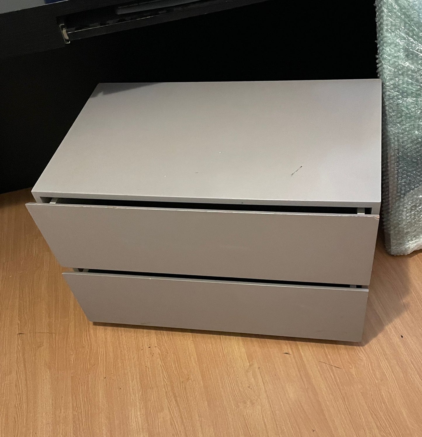 Mesa de cabeceira com duas gavetas cinza