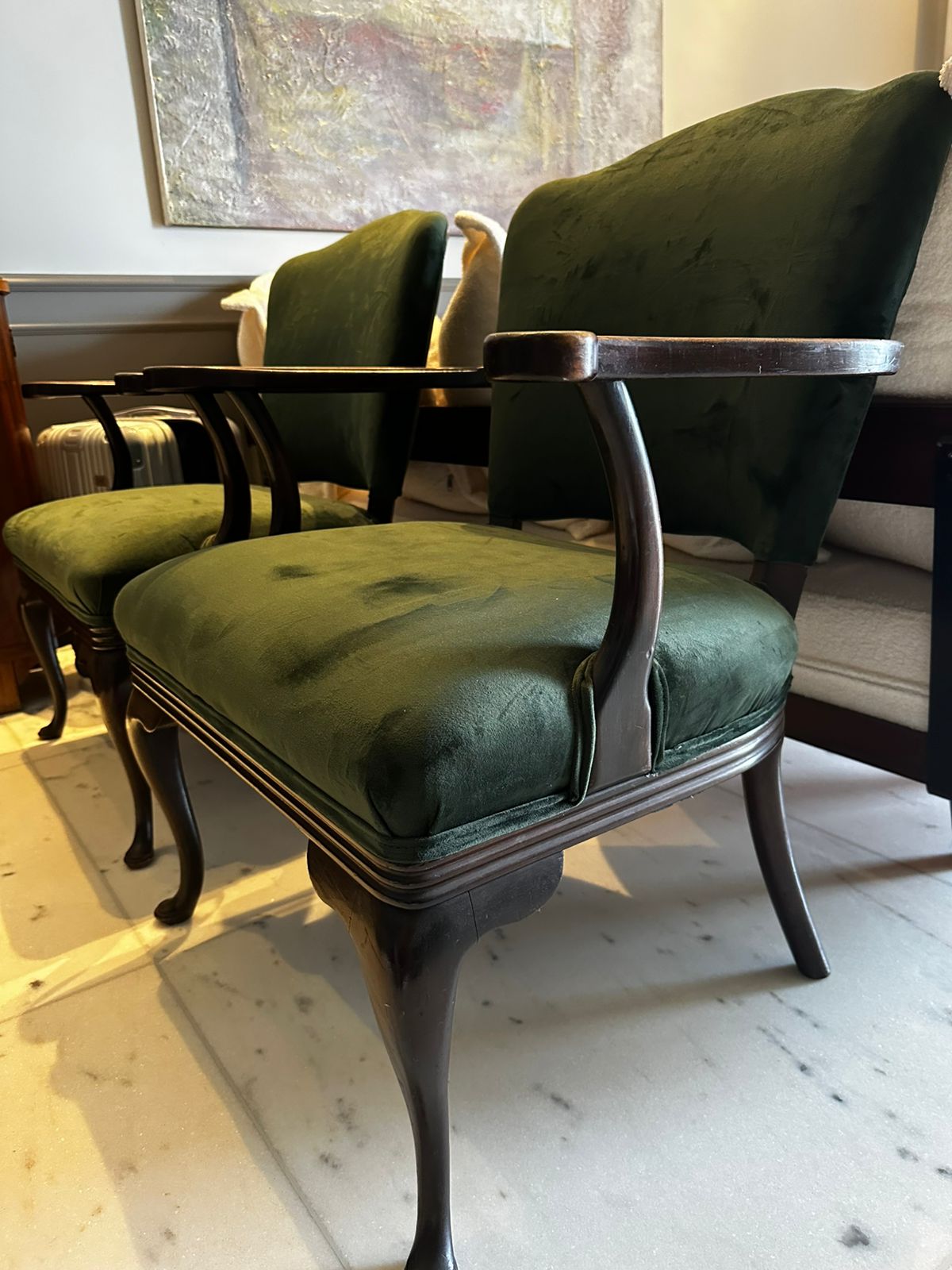 Poltrona de madeira com estofado em veludo verde