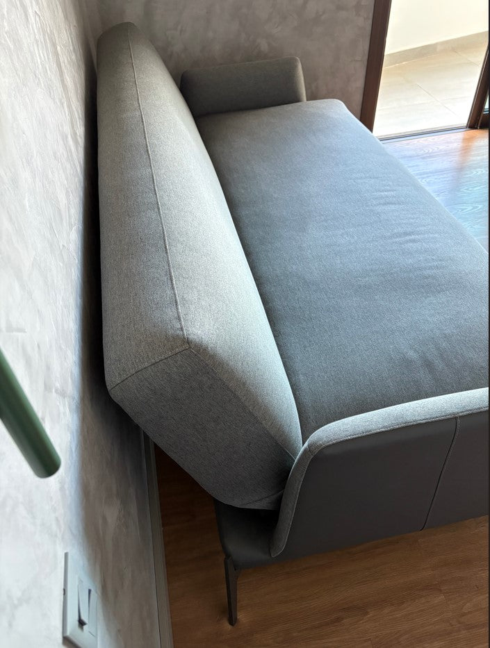 Sofá cama cinza em tecido e laterais em courino. Inside (38%)