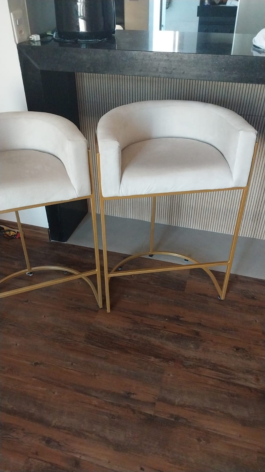 Banquetas altas em suwde off white com base em metal dourado