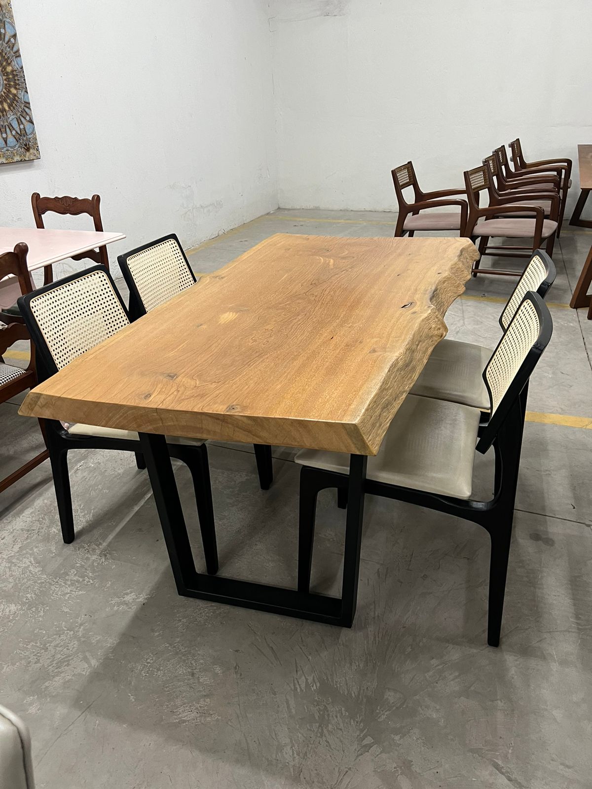 Mesa madeira demolição base preta