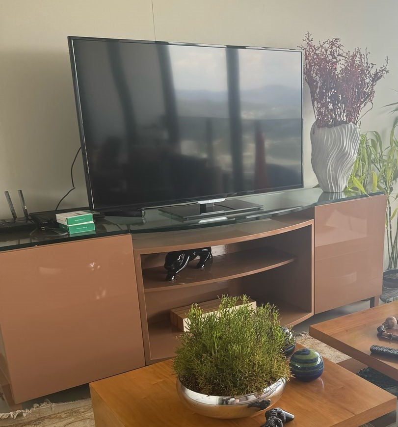 Buffet laqueado com tampo de vidro