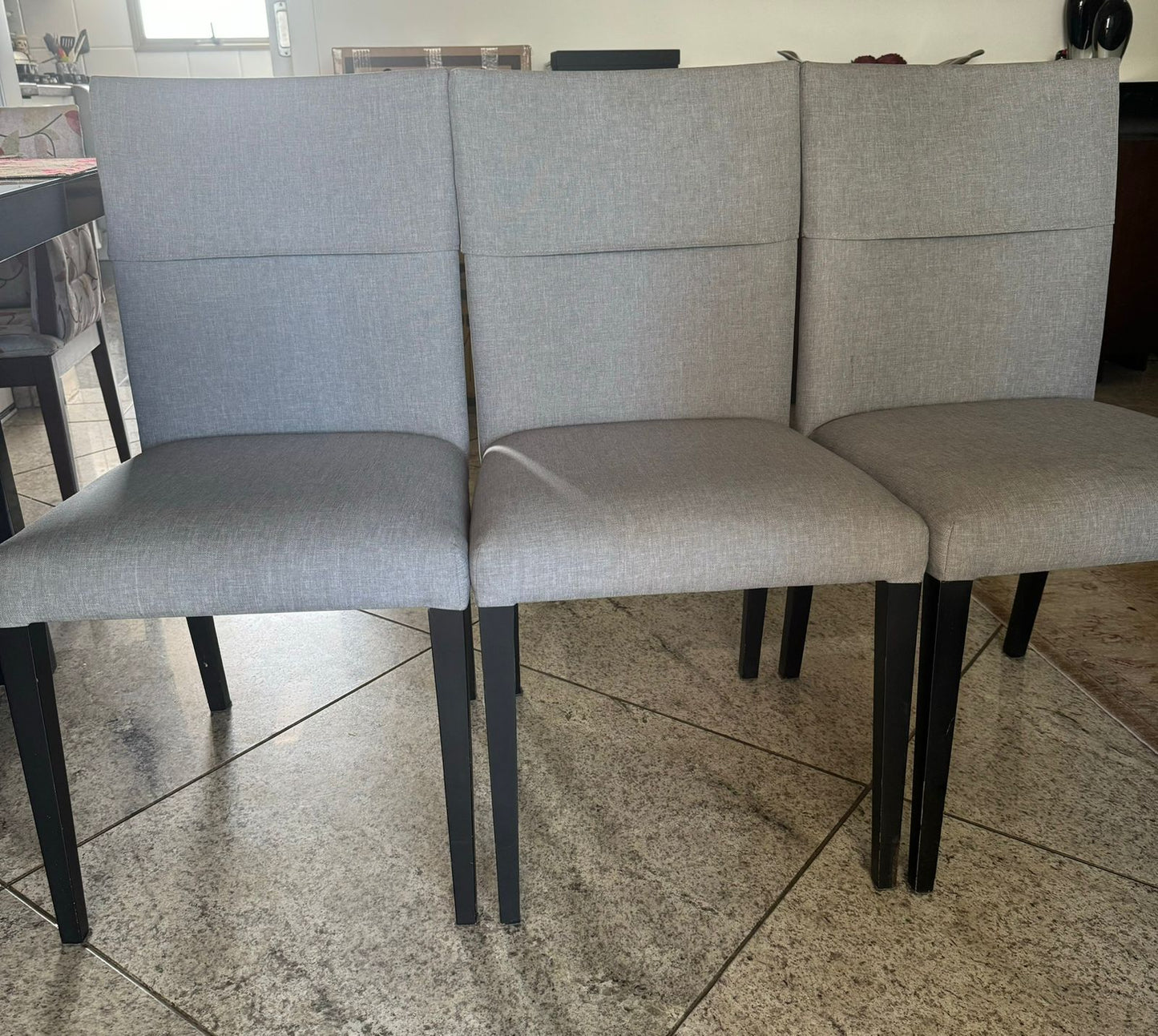 Cadeira com tecido cinza e pés ebanizados