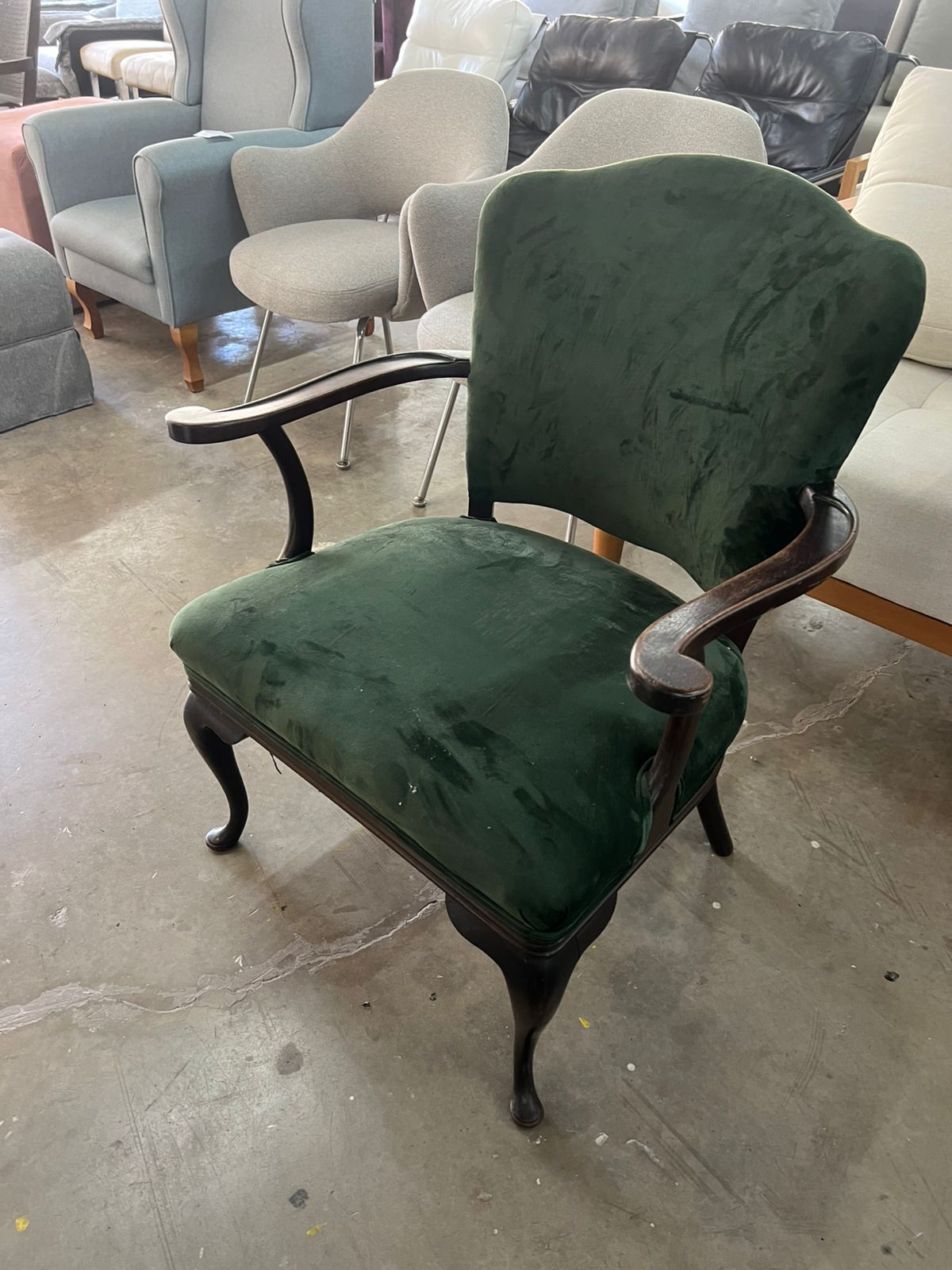 Poltrona de madeira com estofado em veludo verde