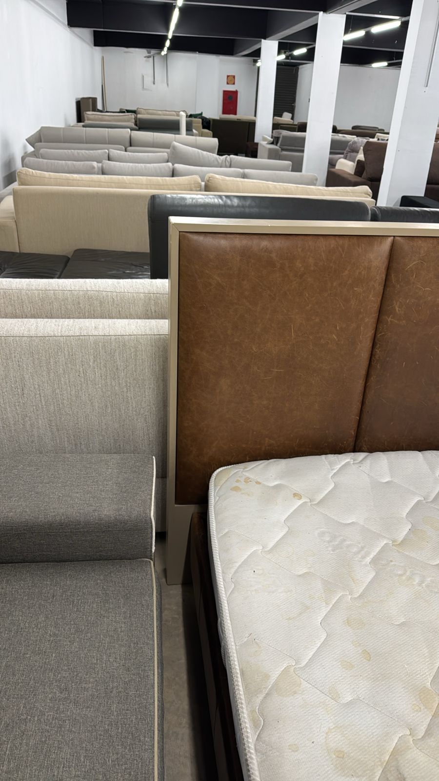 Cama com cabeceira e base em couro Líder + colchão