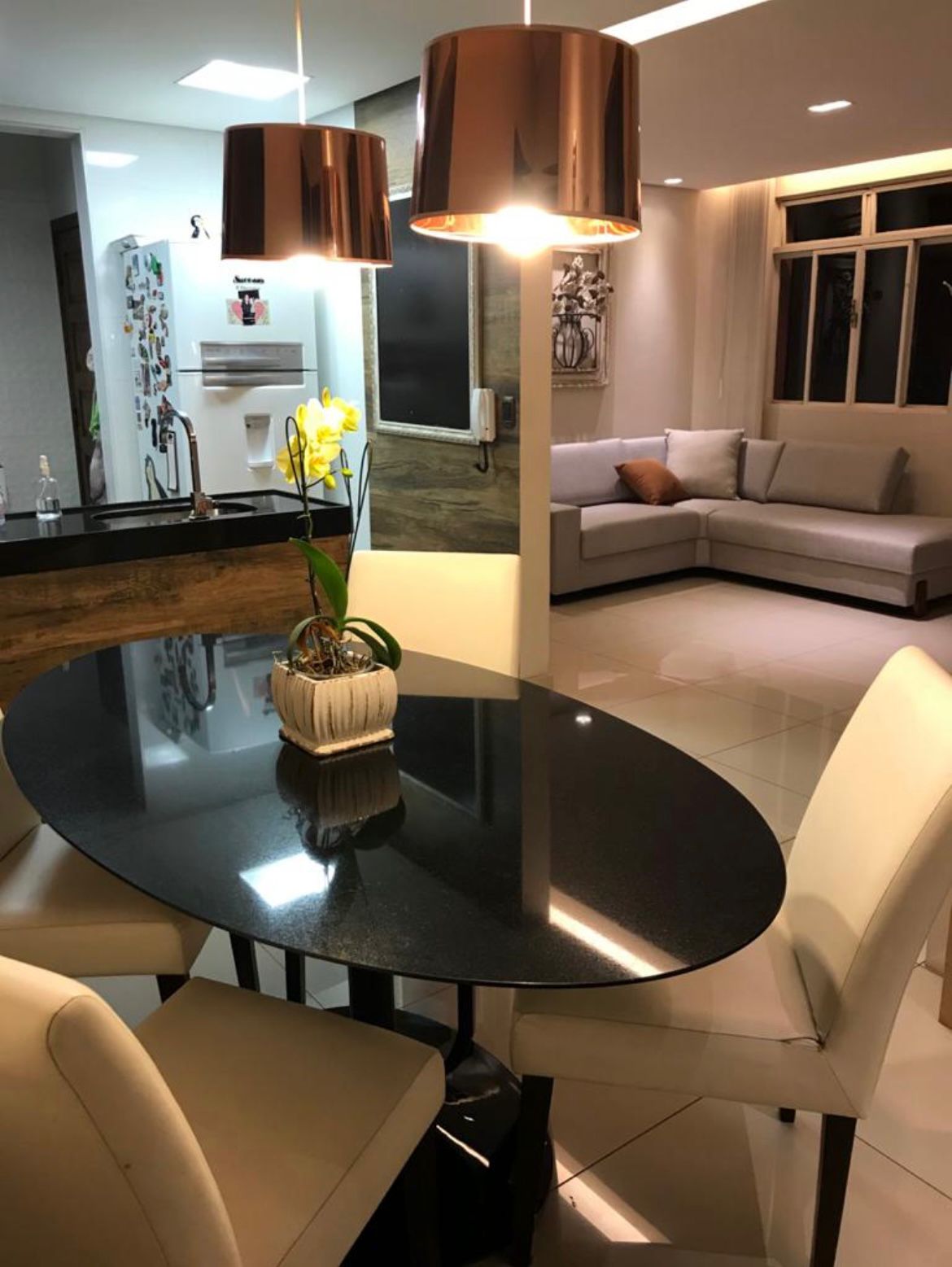 Mesa oval Saarinen de tampo de Granito São Gabriel, Líder