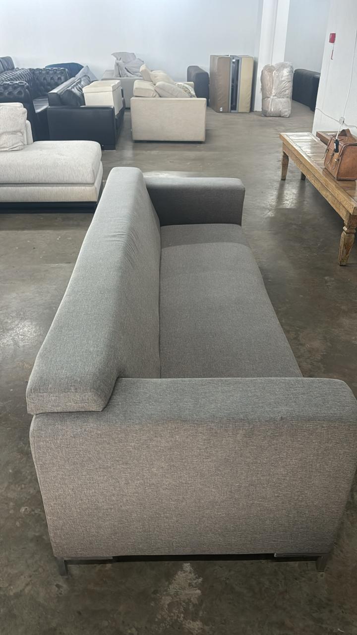 Sofá linear em linho